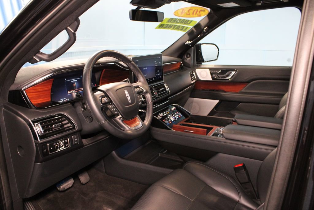 Used 2024 Lincoln Navigator L Reserve image 2