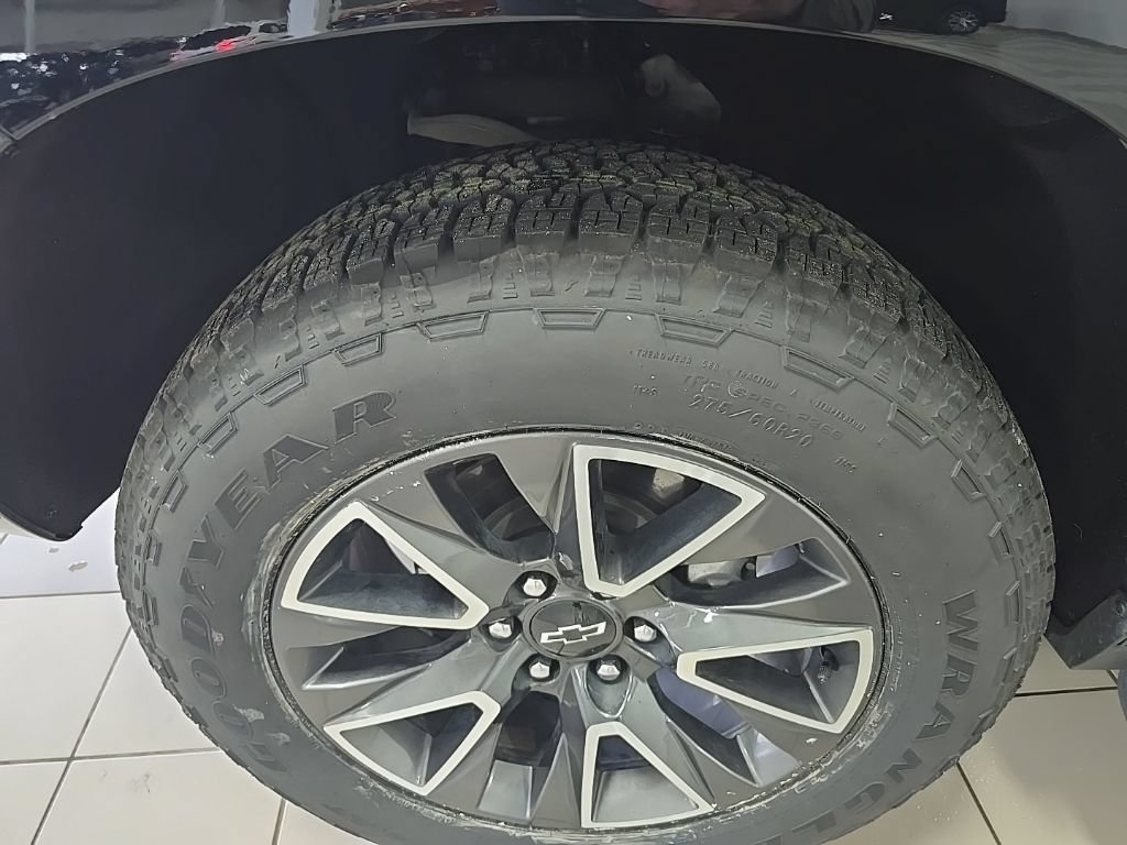 Used 2022 Chevrolet Tahoe Z71 w/ Luxury Package AWD/4WD image 10
