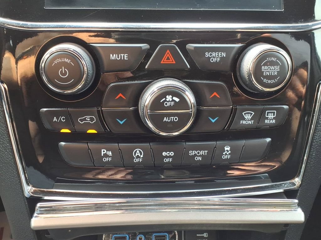 Used 2021 Jeep Grand Cherokee Laredo X AWD/4WD image 17