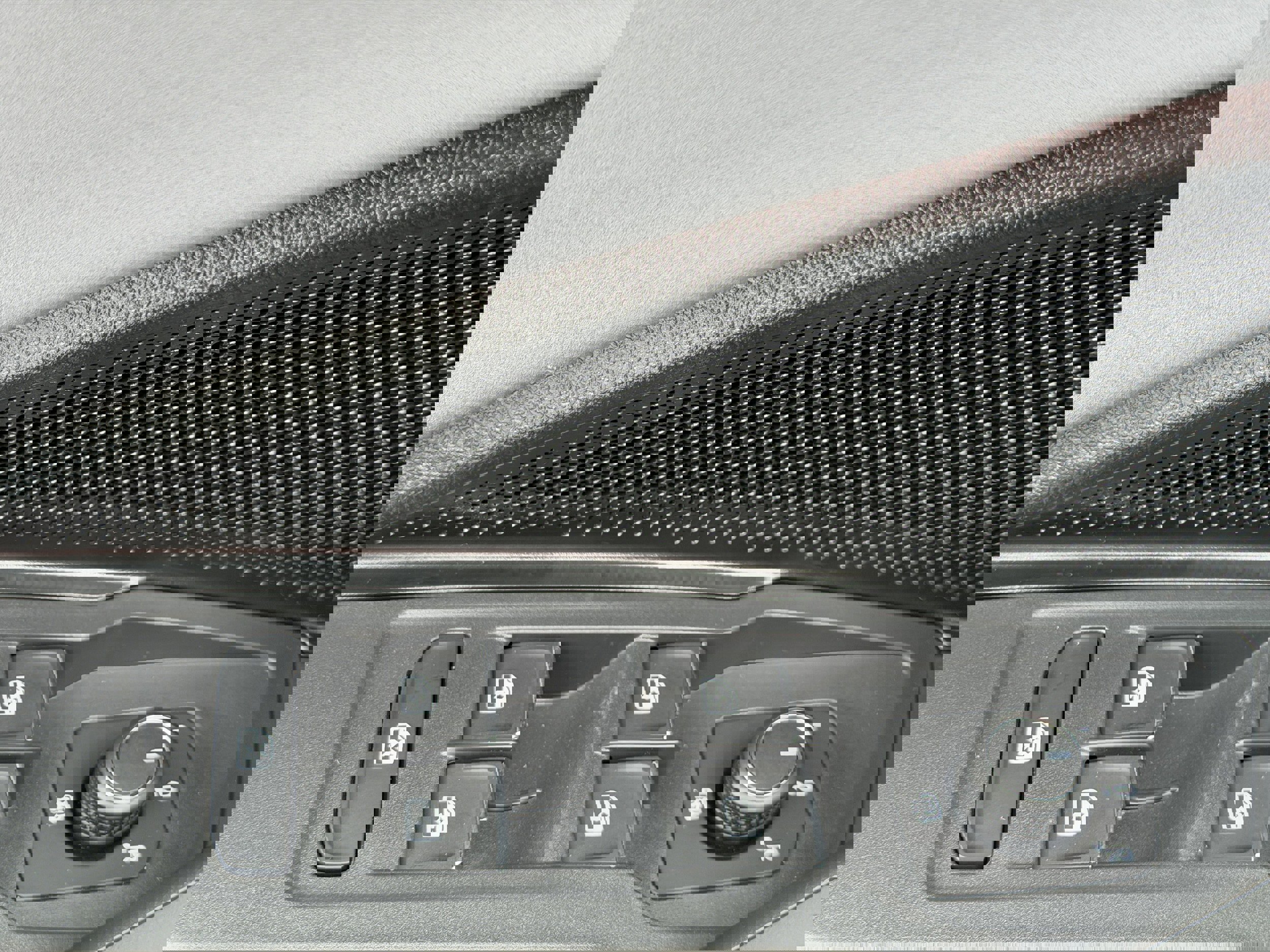 New 2026 Volkswagen Tiguan SE image 18