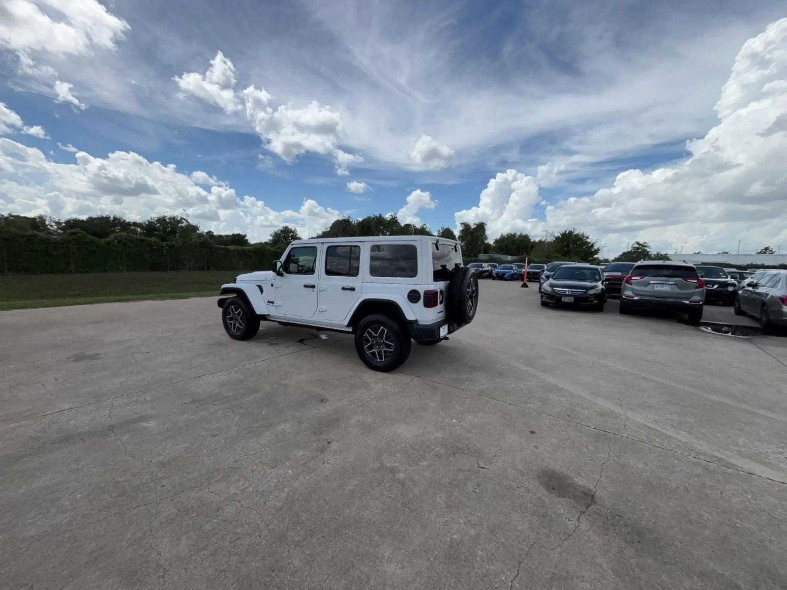 Used 2025 Jeep Wrangler Sahara image 15