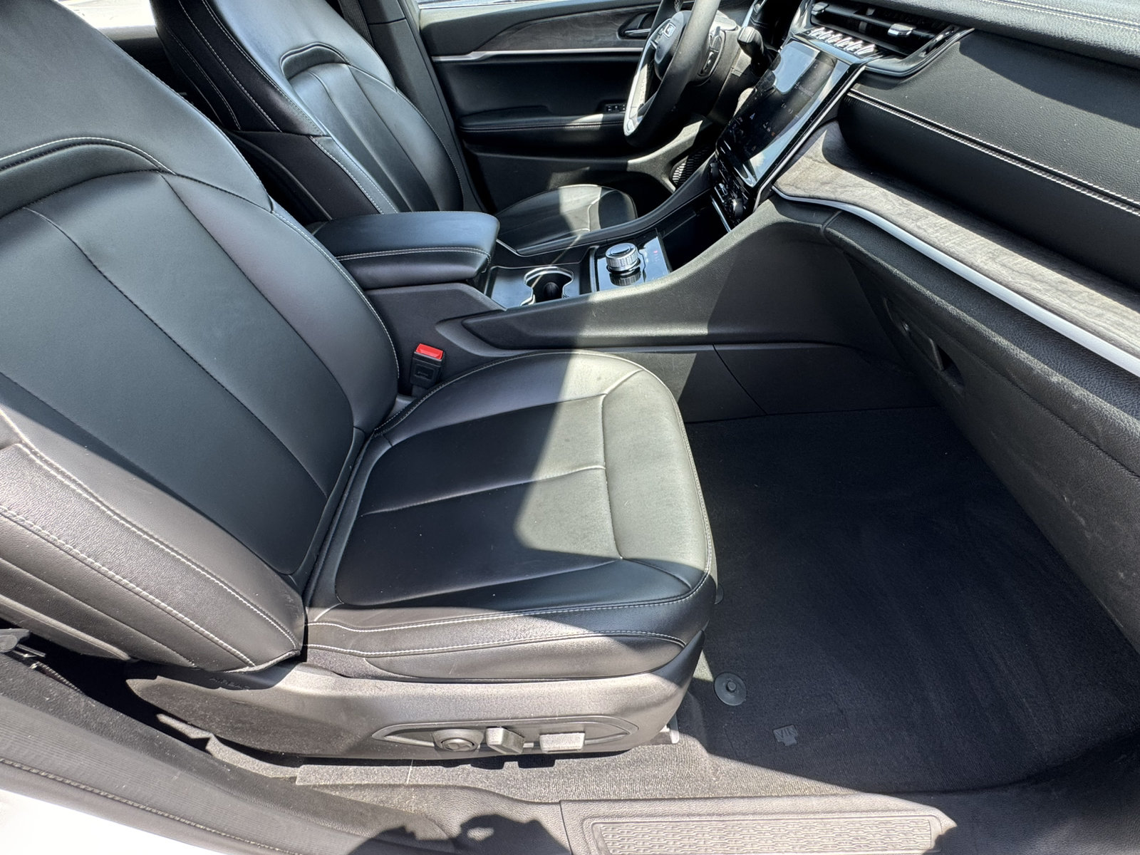 Used 2024 Jeep Grand Cherokee L Limited RWD image 15
