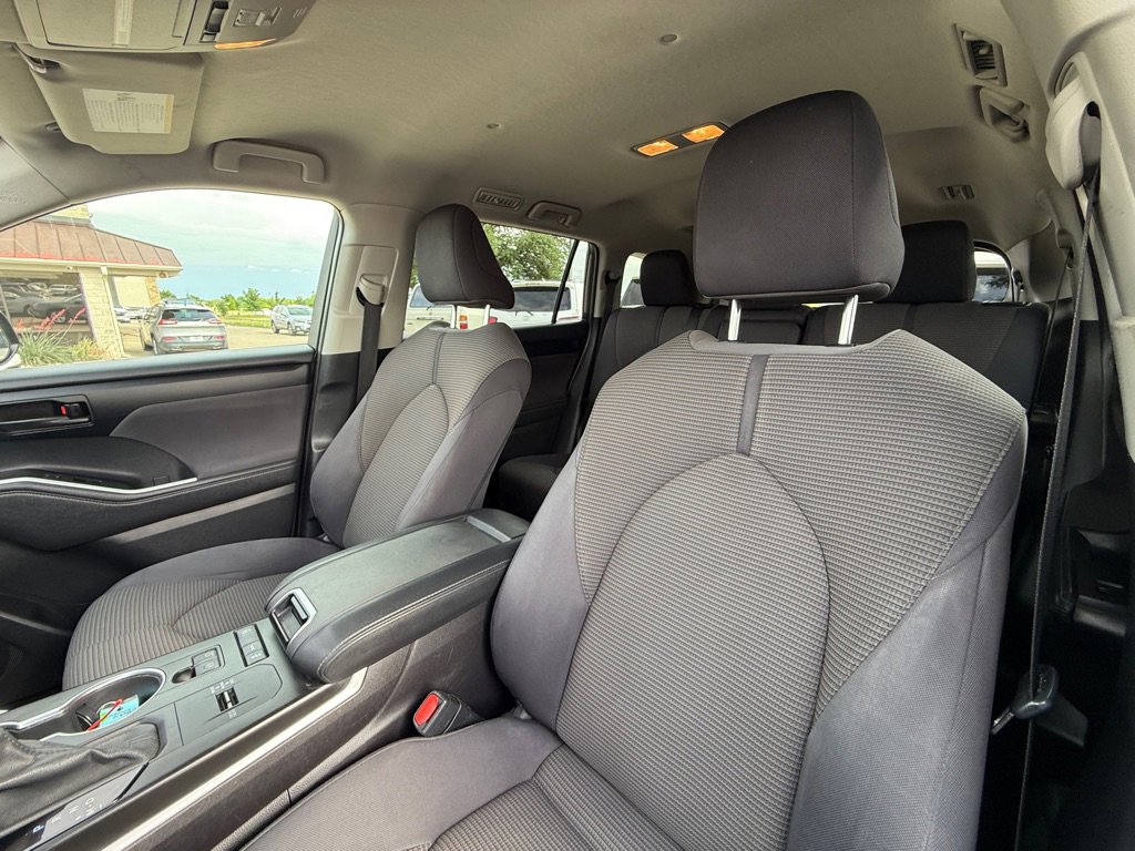Used 2021 Toyota Highlander LE FWD image 18