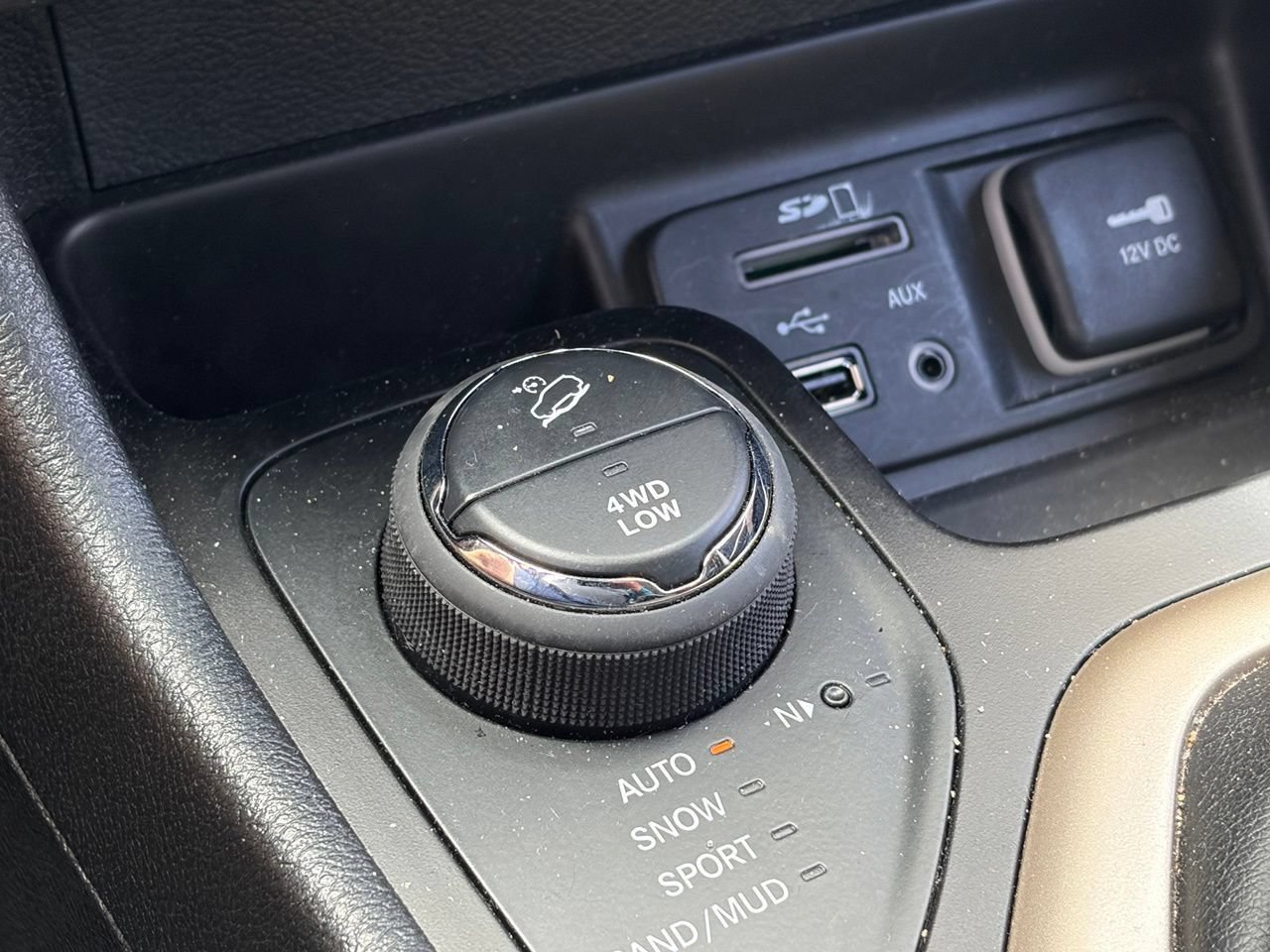 Used 2018 Jeep Cherokee Limited w/ Technology Group AWD/4WD image 10