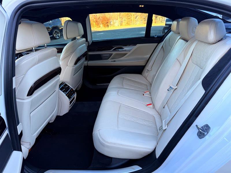 Used 2018 BMW 750i image 28