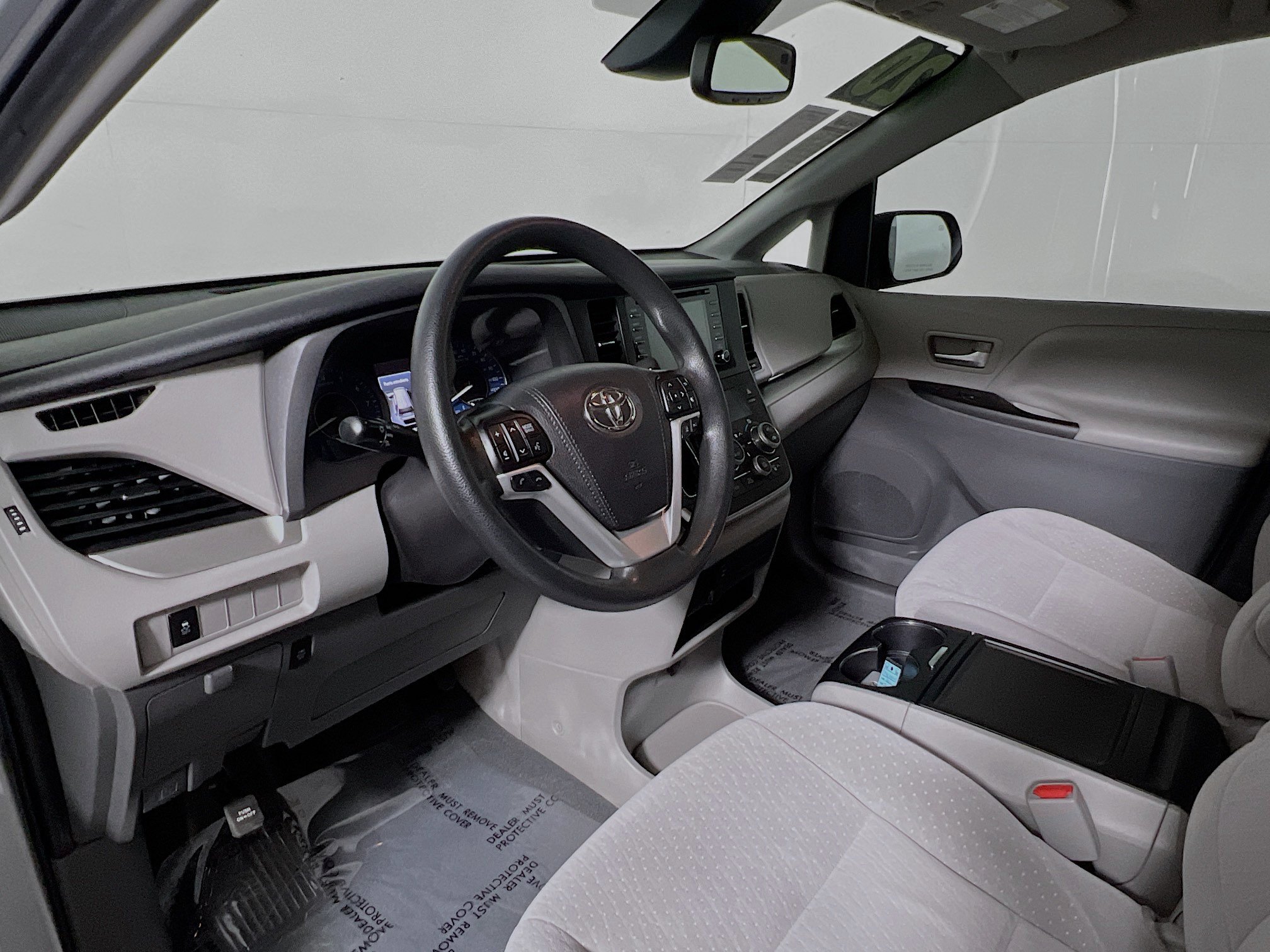 Used 2020 Toyota Sienna LE w/ LE Preferred Package FWD image 30