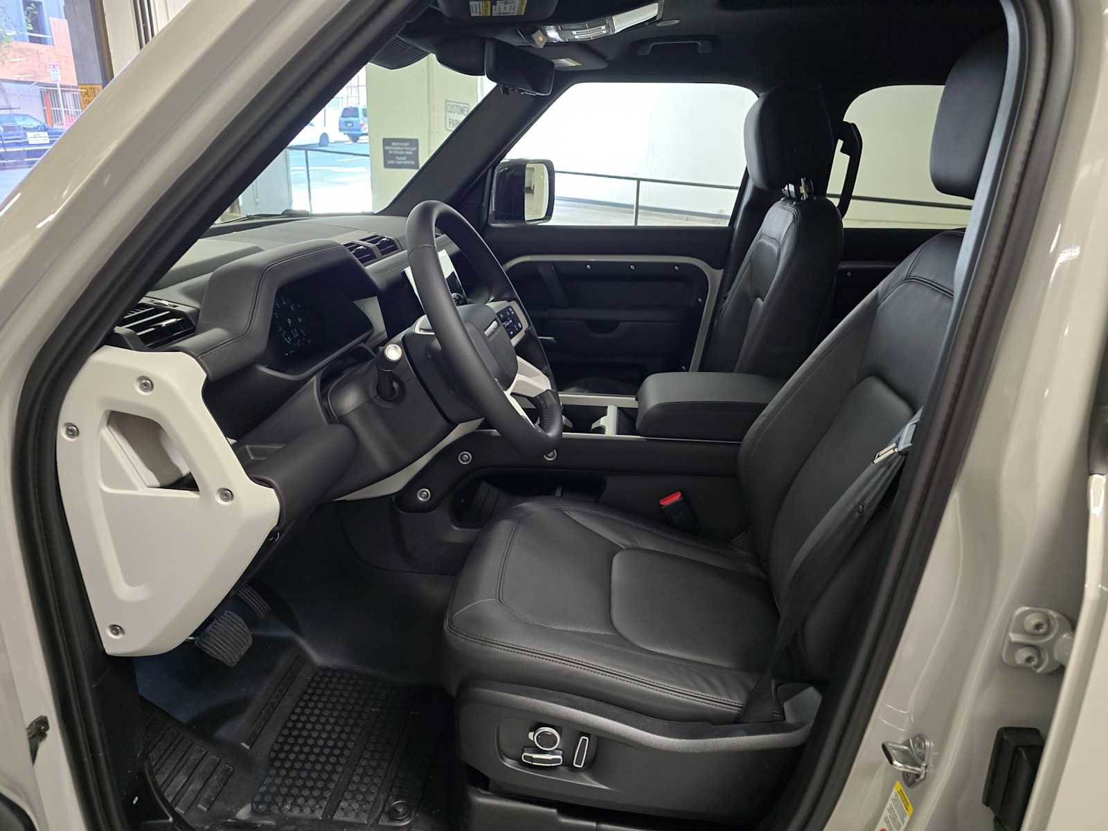 New 2026 Land Rover Defender 130 X-Dynamic SE image 22