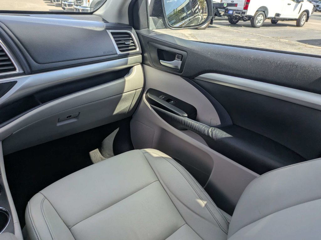 Used 2014 Toyota Highlander XLE AWD/4WD image 20