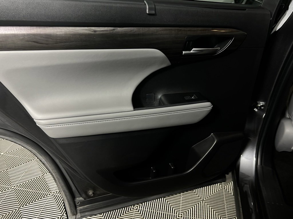 Used 2023 Toyota Highlander Limited image 23