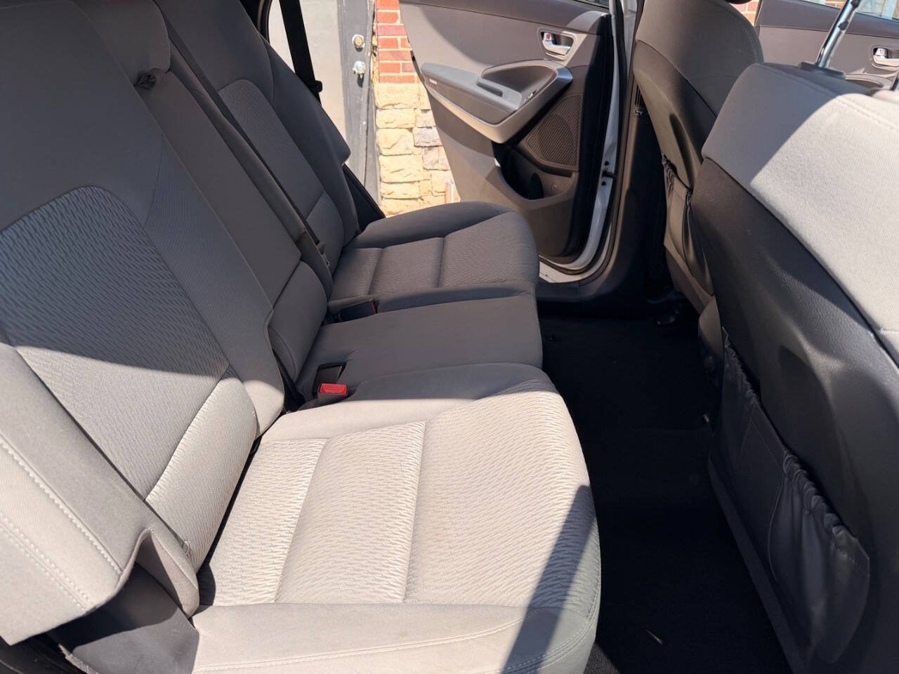 Used 2017 Hyundai Santa Fe SE AWD/4WD image 14