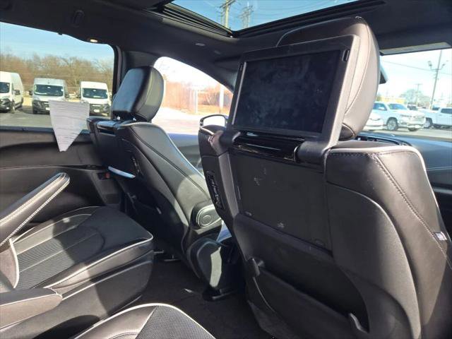 Certified 2025 Chrysler Pacifica Premium image 9