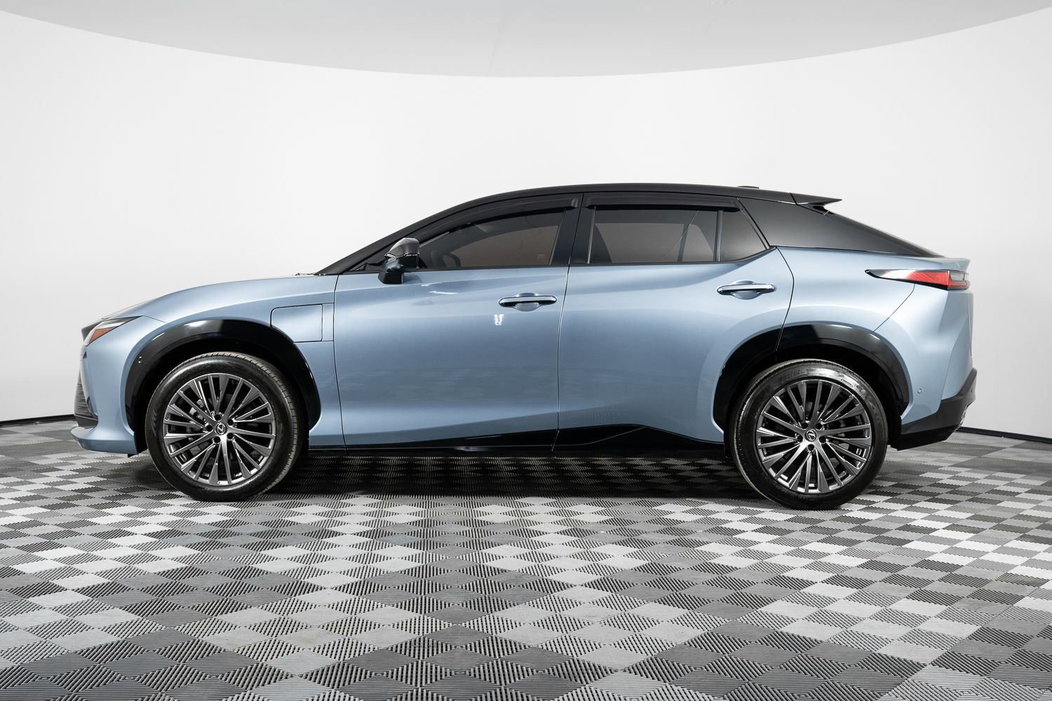 Used 2023 Lexus RZ 450e Premium w/ Accessory Package (2T) image 3