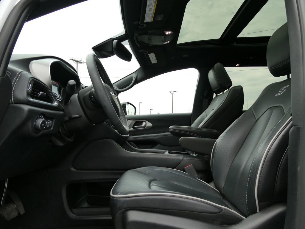 Used 2024 Chrysler Pacifica Premium image 24