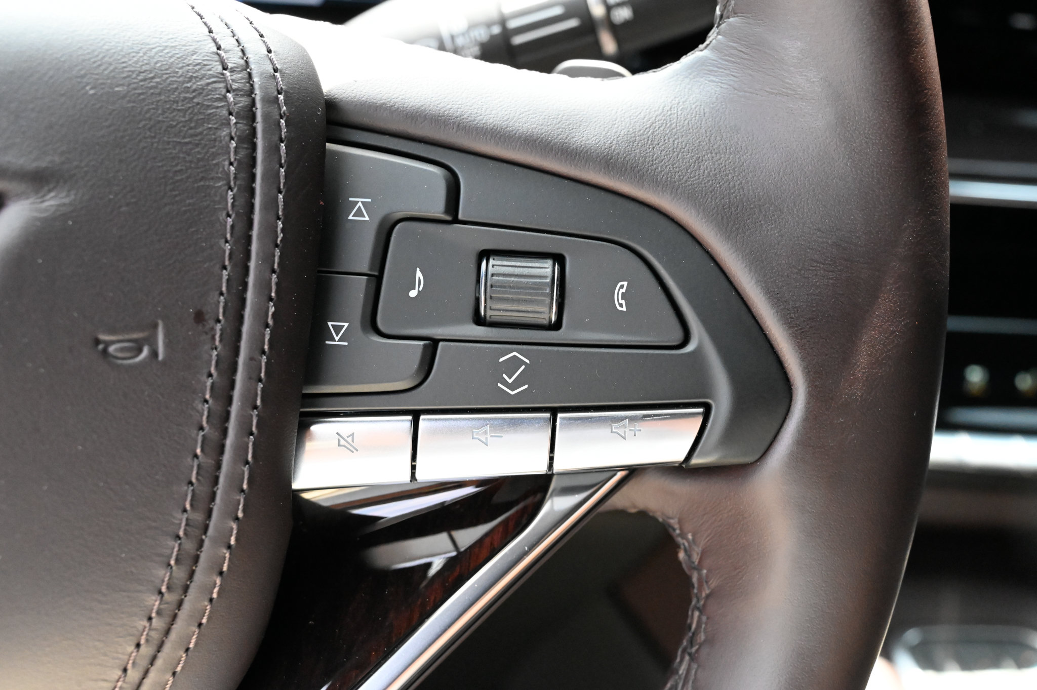 Used 2023 Cadillac Escalade ESV Sport Platinum w/ LPO, ONYX Package AWD/4WD image 27