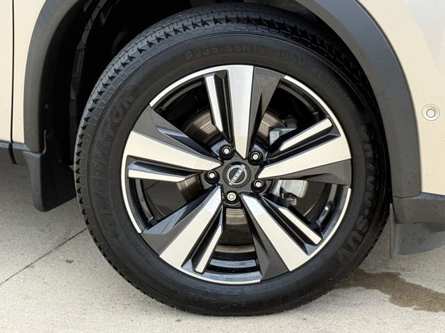 Used 2023 Nissan Rogue Platinum w/ Platinum Premium Package image 2