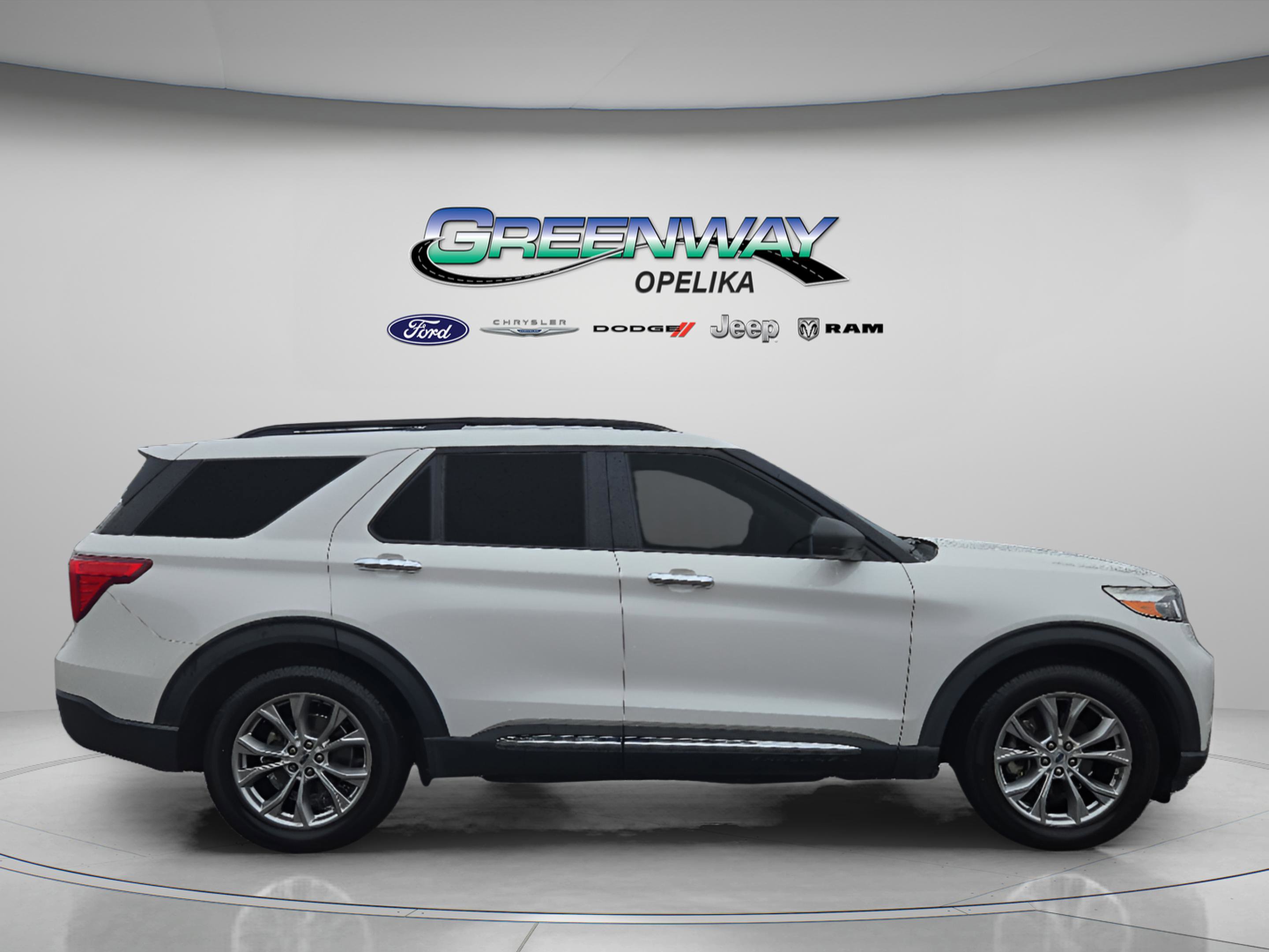Used 2021 Ford Explorer XLT w/ Equipment Group 202A image 8