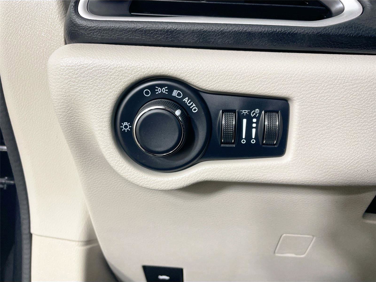 Used 2022 Chrysler Voyager LX image 13