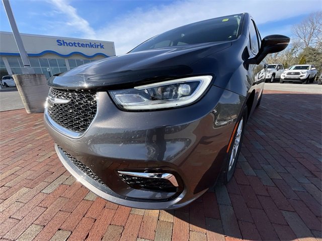 Used 2023 Chrysler Pacifica Touring-L image 6