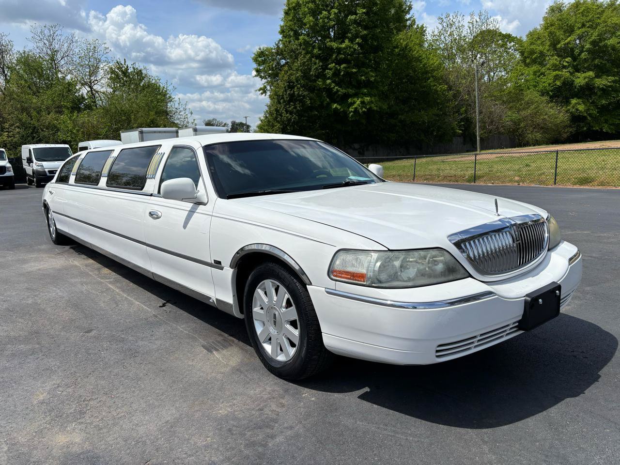 Used 2004 Lincoln Town Car Executive RWD image 2