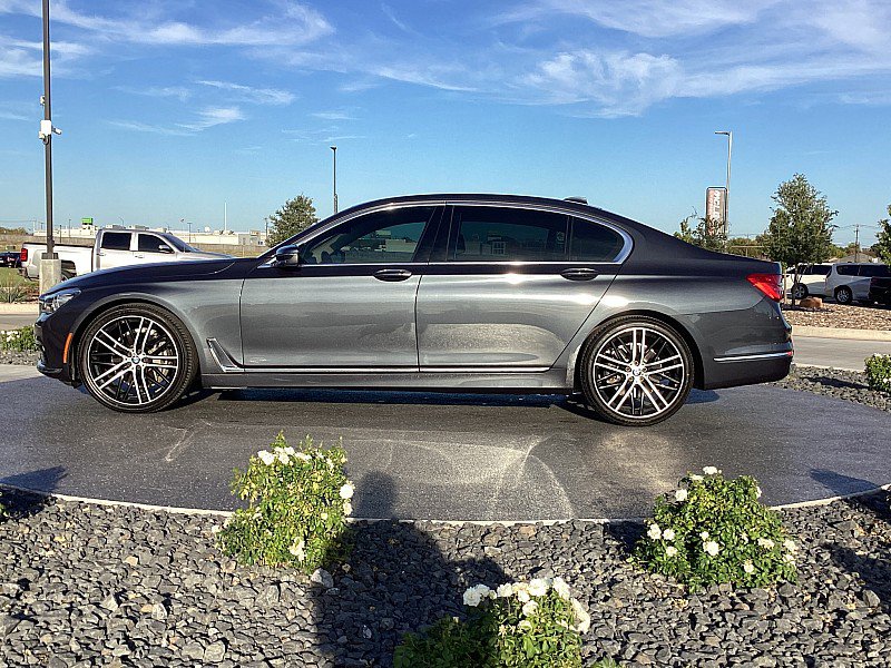Used 2018 BMW 740i image 8
