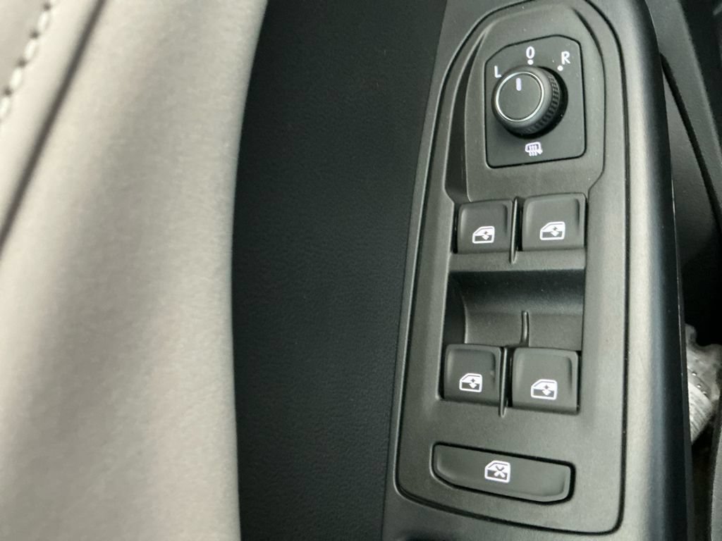 Certified 2025 Volkswagen Taos SE w/ Panoramic Sunroof Package AWD/4WD image 23