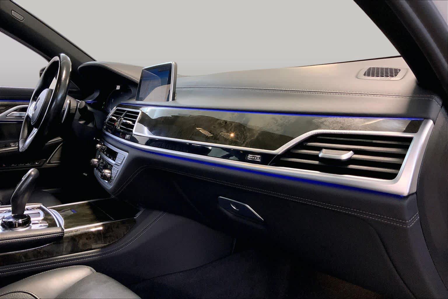 Used 2022 BMW 750i xDrive w/ Luxury Rear Seating Package AWD/4WD image 18