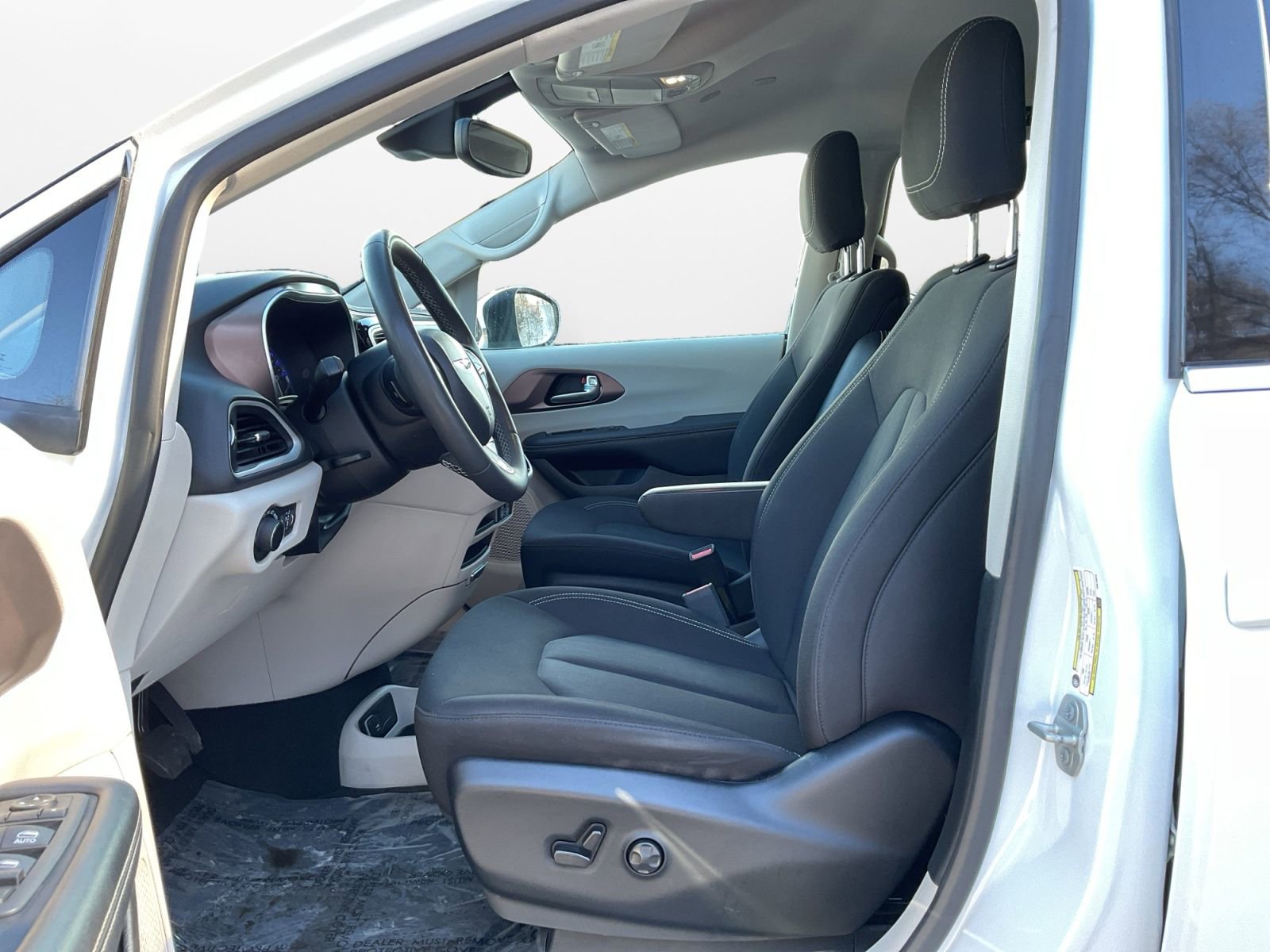 Used 2023 Chrysler Voyager LX image 9