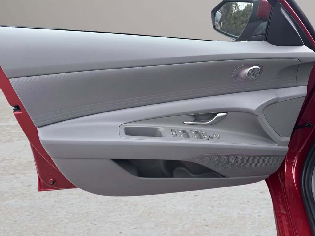 Used 2025 Hyundai Elantra SE image 27