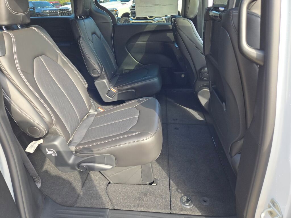 New 2026 Chrysler Pacifica Select image 9
