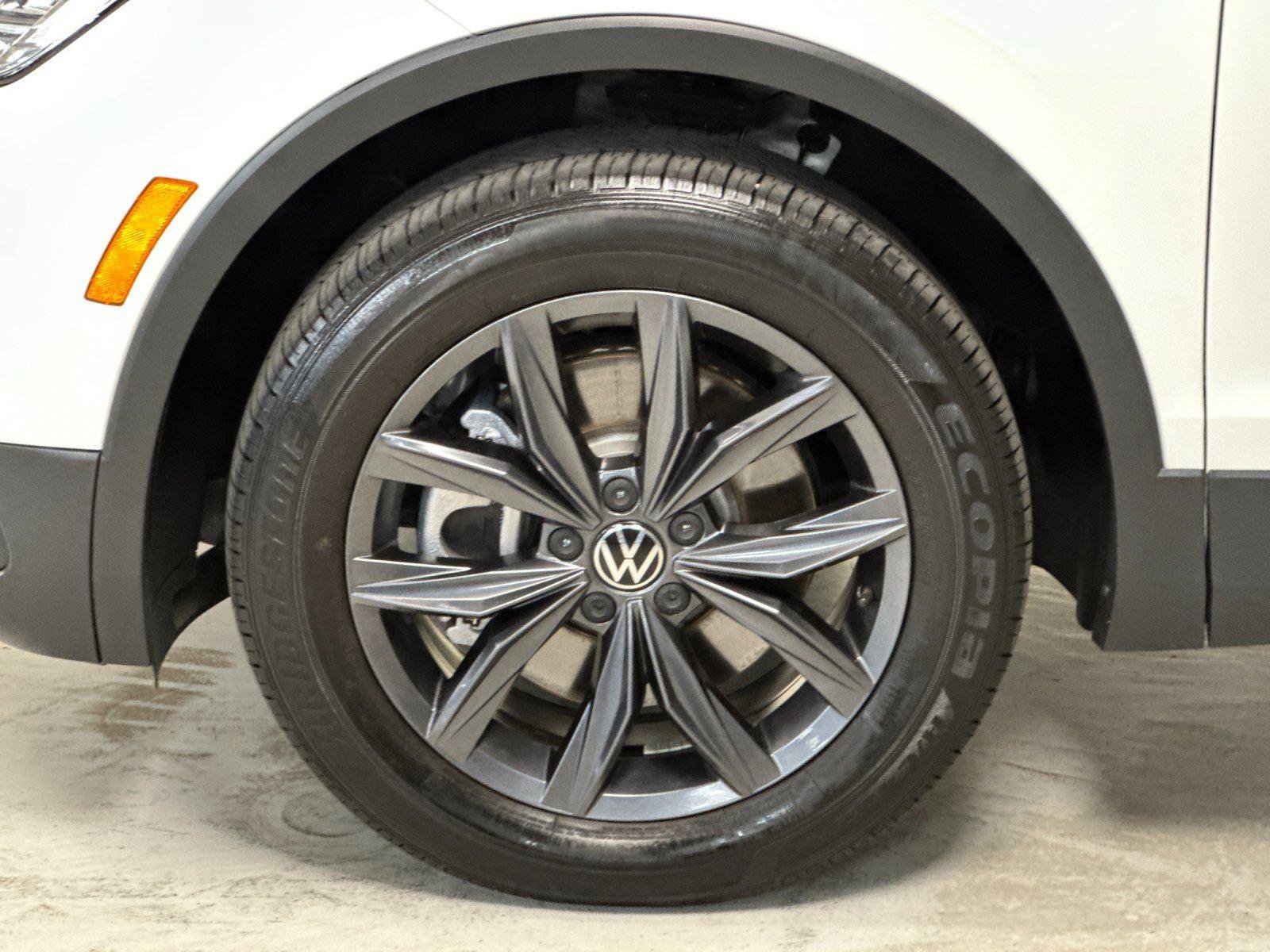 Used 2023 Volkswagen Tiguan SE w/ Panoramic Sunroof Package FWD image 24