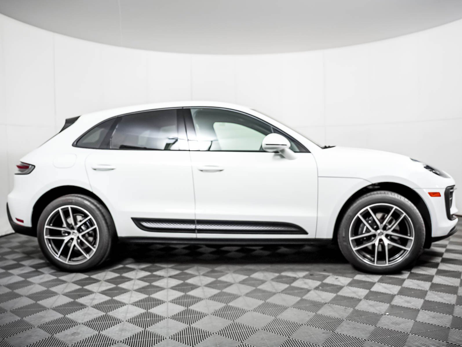 Certified 2026 Porsche Macan AWD/4WD image 9