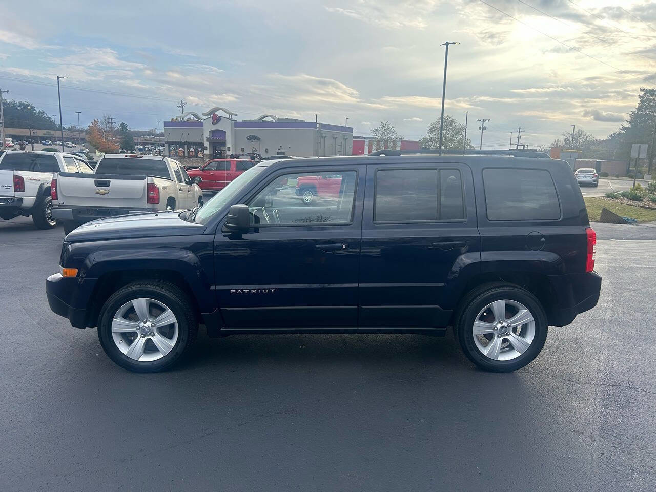 Used 2014 Jeep Patriot Latitude FWD image 9