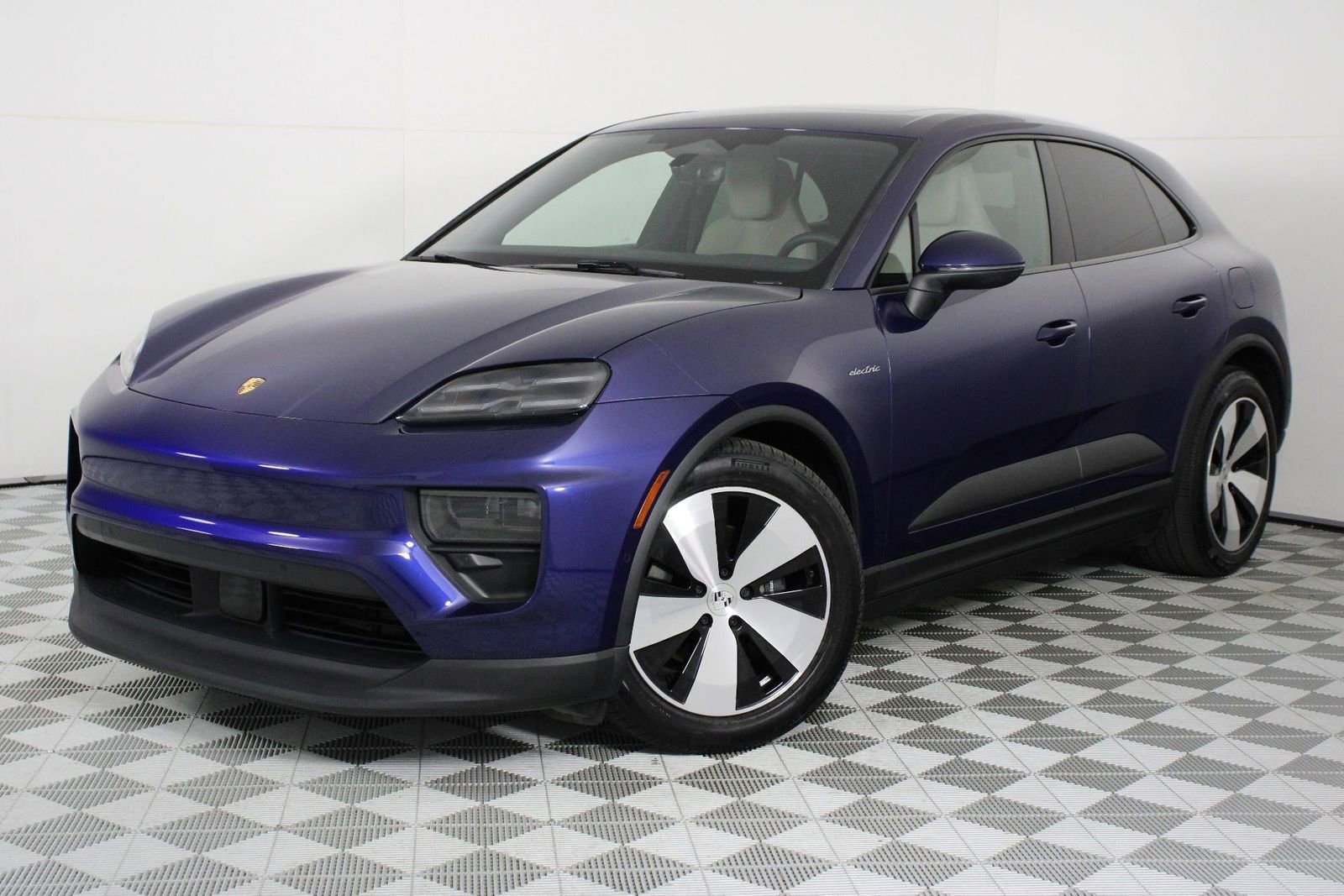 Certified 2025 Porsche Macan 4 Electric AWD/4WD image 1