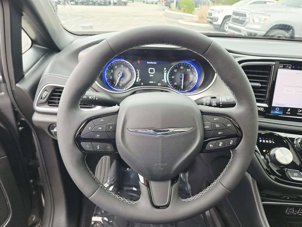 Used 2023 Chrysler Pacifica Limited w/ Uconnect Theater Family Group image 22
