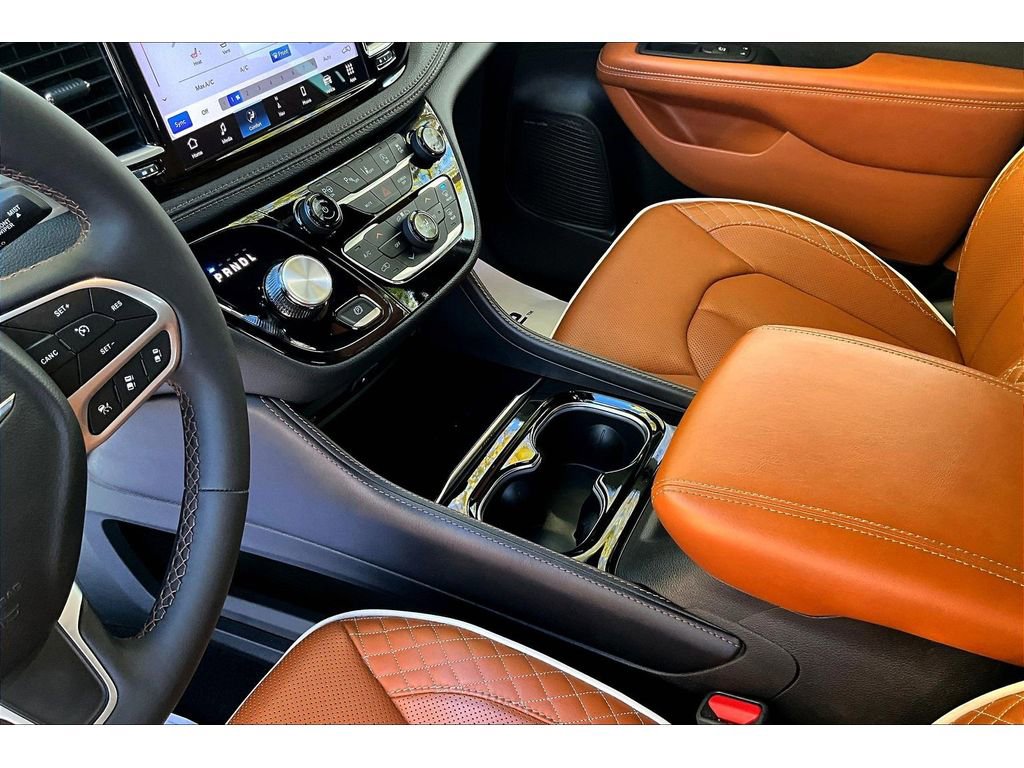Used 2024 Chrysler Pacifica Pinnacle image 16