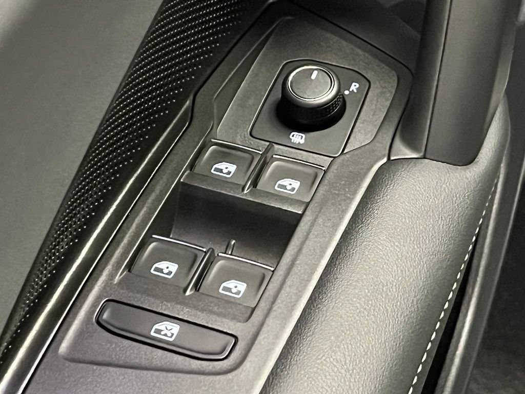Used 2025 Volkswagen Tiguan SE R-Line AWD/4WD image 19