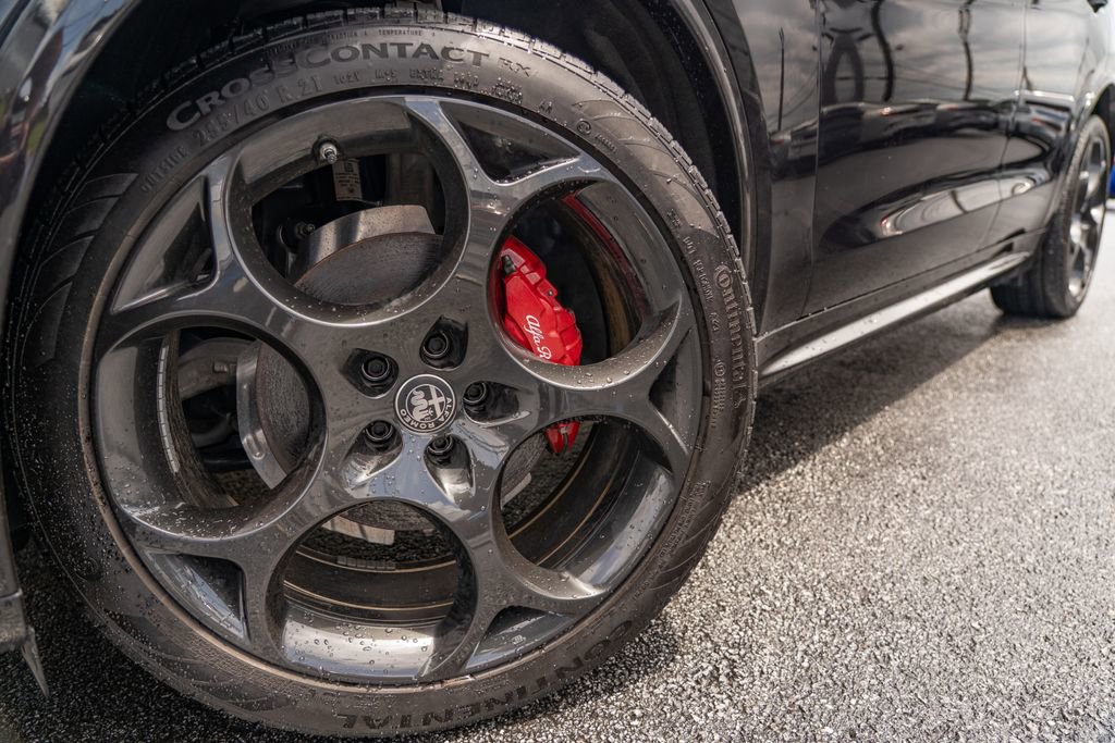 Used 2024 Alfa Romeo Stelvio Veloce AWD/4WD image 3