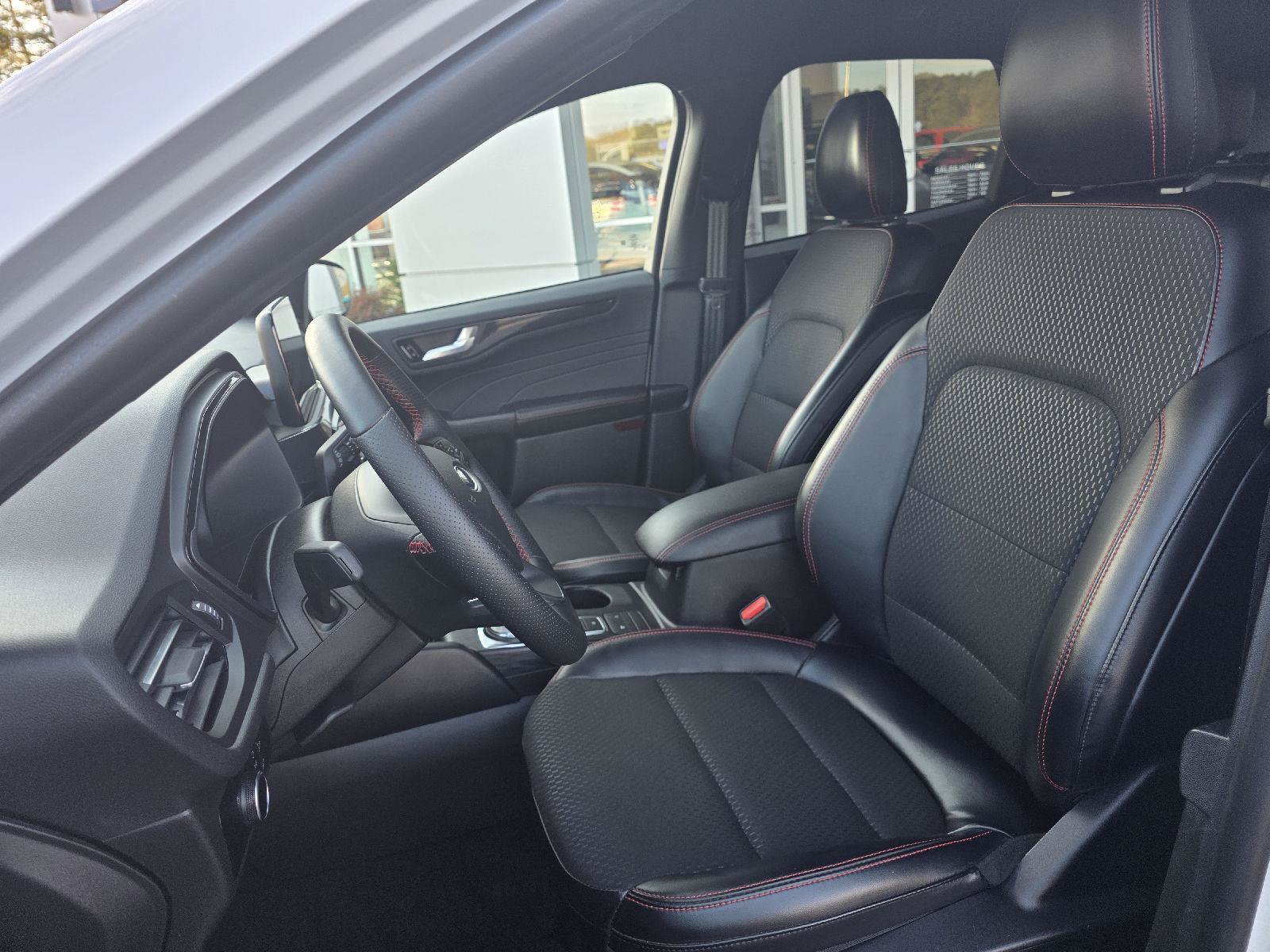 Used 2025 Ford Escape ST-Line FWD image 2