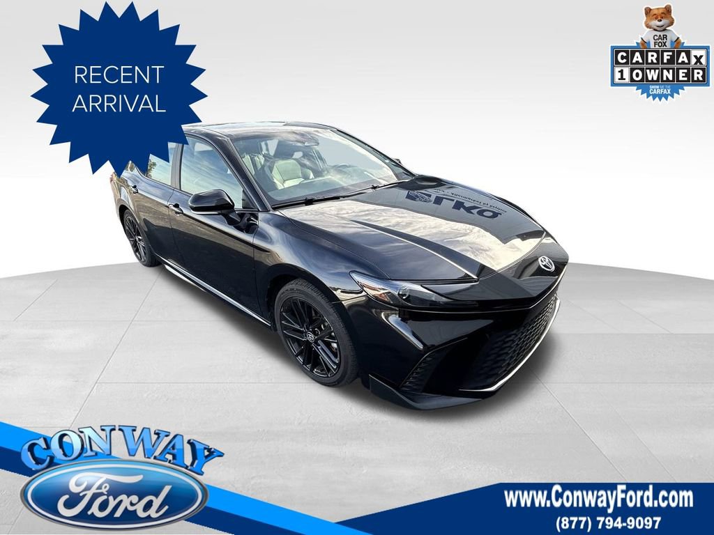 Used 2025 Toyota Camry SE image 1