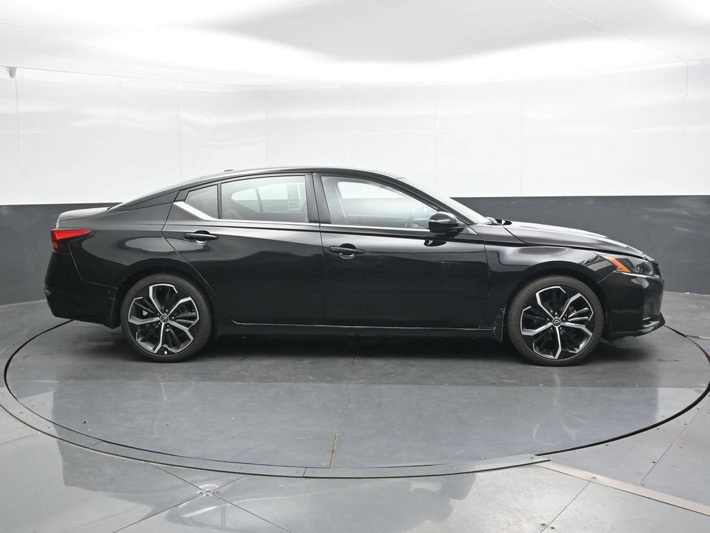 Used 2025 Nissan Altima 2.5 SR w/ SR Premium Package FWD image 3