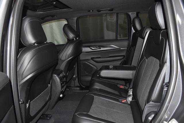 New 2025 Jeep Grand Cherokee Altitude image 28