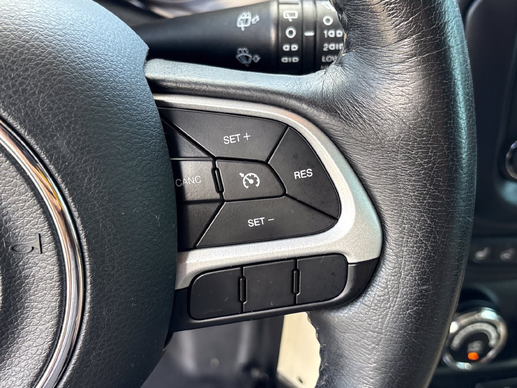Used 2016 Jeep Renegade Latitude AWD/4WD image 19