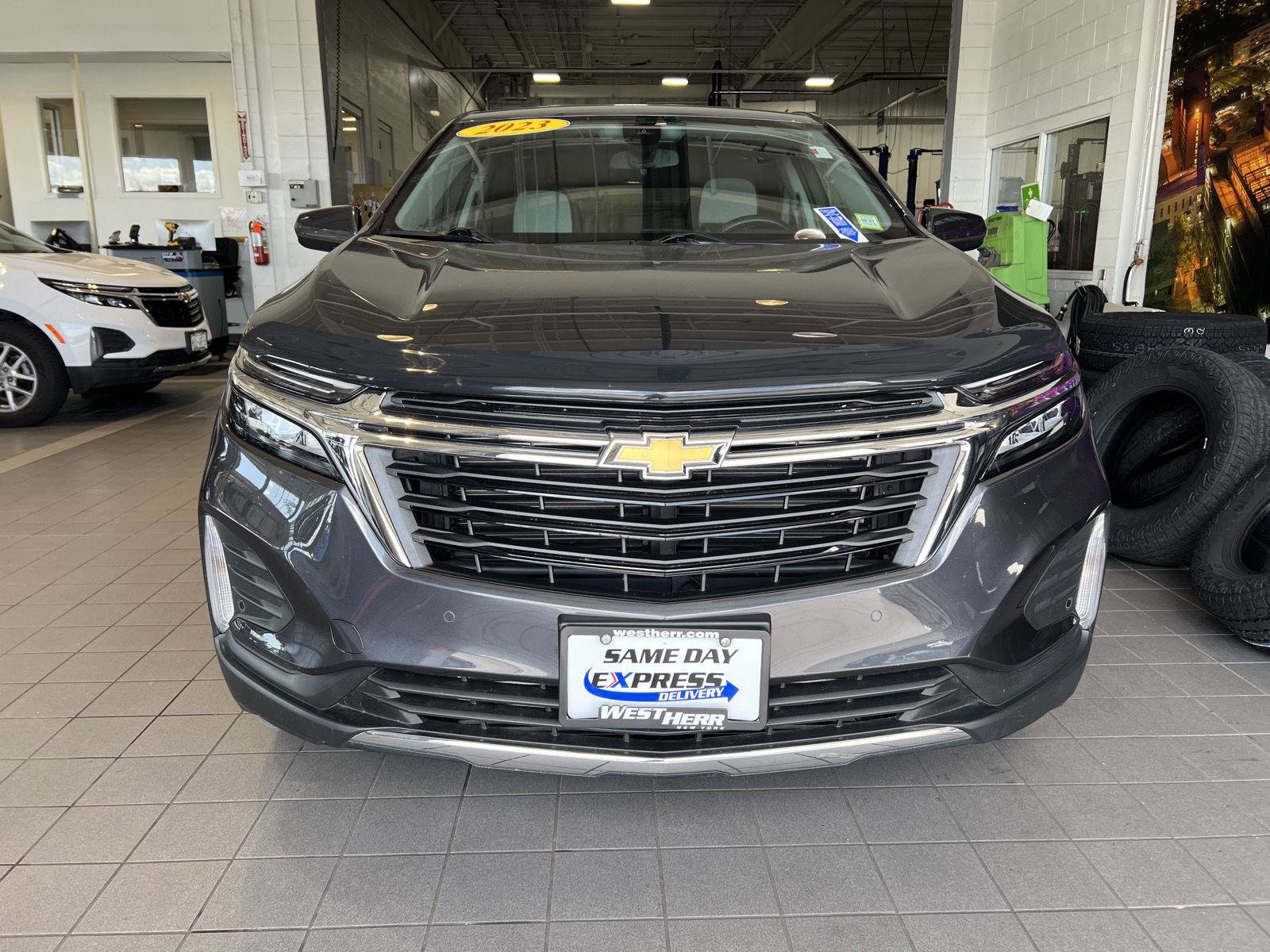 Used 2023 Chevrolet Equinox LT AWD/4WD image 2