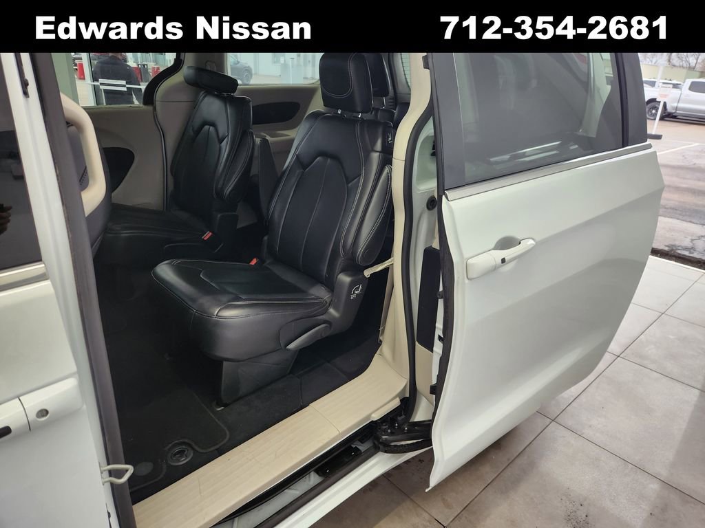 Used 2024 Chrysler Pacifica Touring-L image 14