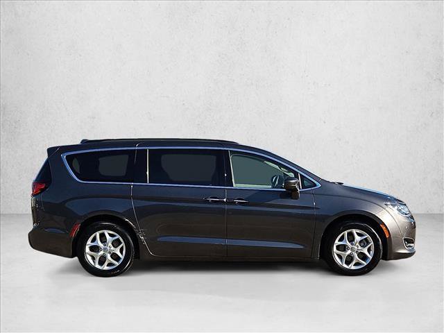 Used 2018 Chrysler Pacifica Touring Plus w/ Tire & Wheel Group FWD image 4