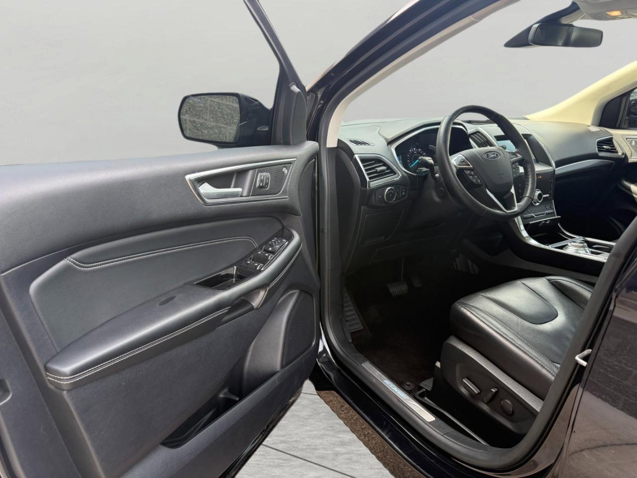 Used 2020 Ford Edge Titanium w/ Equipment Group 301A AWD/4WD image 19