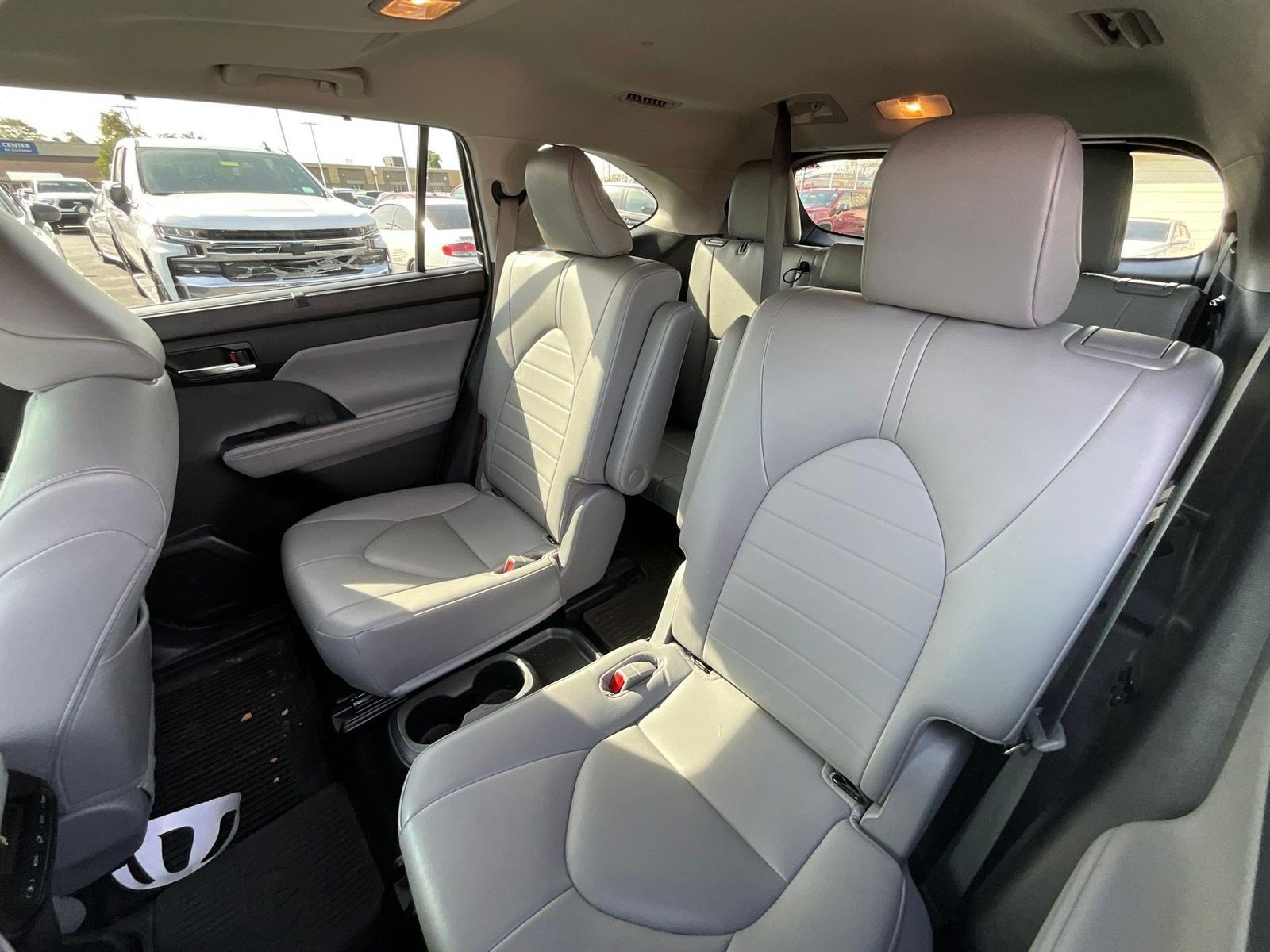 Used 2022 Toyota Highlander XLE AWD/4WD image 20