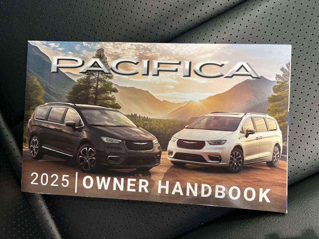 Used 2025 Chrysler Pacifica Select FWD image 42