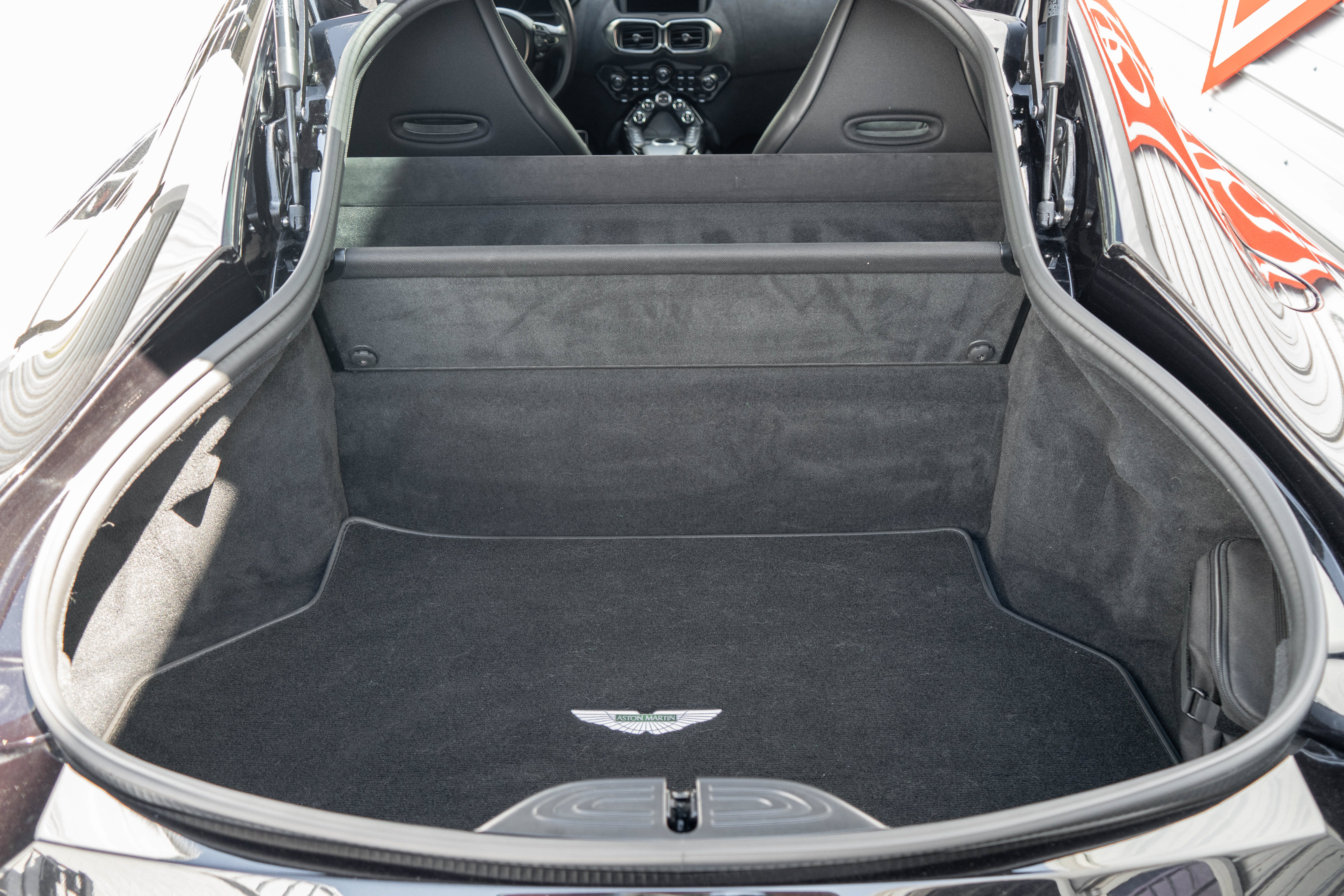 Used 2021 Aston Martin V8 Vantage Coupe RWD image 27