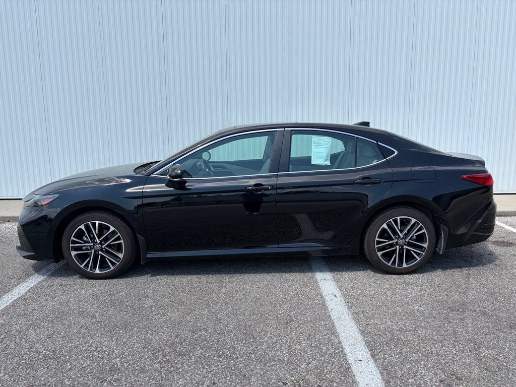 Used 2025 Toyota Camry XLE AWD/4WD image 2